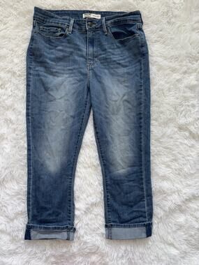 Signature Levi Strauss Women’s 6 “Mid Rise Capri” Cuffed Jeans. Soft, Comf